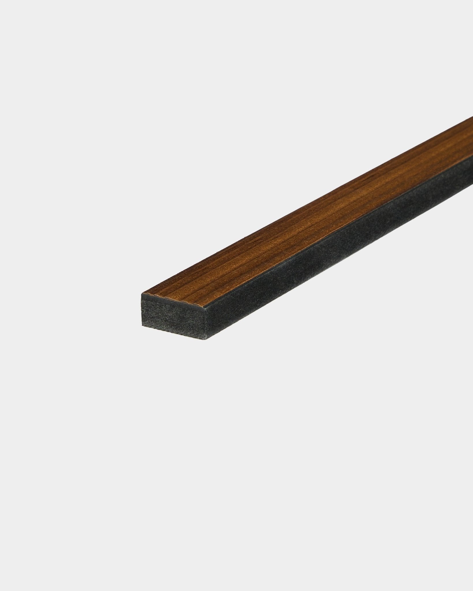 WoodUpp Lamella Rustic Smoked Larch Panel akustyczny, 240 cm, ma smukłą, prostokątną drewnianą listwę z ciemną bazą i górą brown na białym tle.